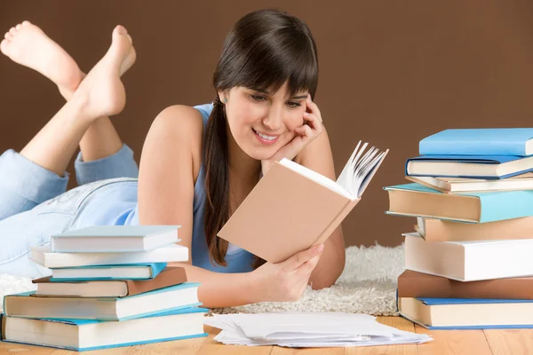 Domácí studium - žena teenager číst knihu — Stock fotografie