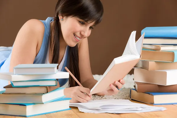 Samokształcenie - kobieta nastolatek pisać notatki — Zdjęcie stockowe