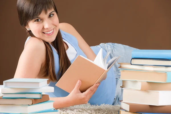 Inicio estudio - mujer adolescente leer libro — Foto de Stock