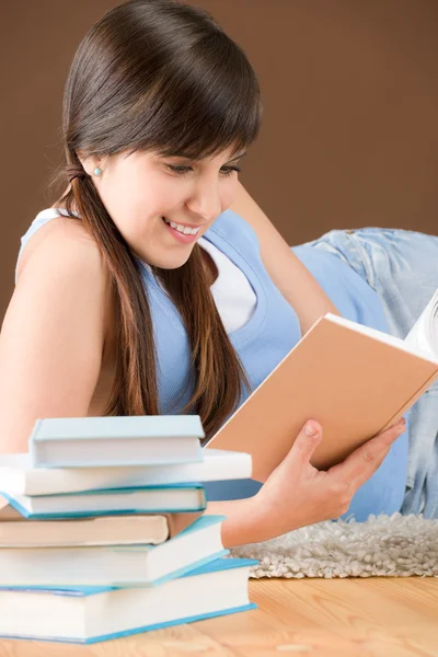 Häusliches Arbeitszimmer - Teenager lesen Buch — Stockfoto
