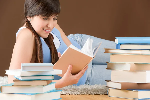 Zelfstudie - vrouw tiener boek lezen — Stockfoto