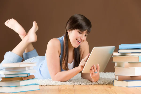 Dokunmatik ekran bilgisayar - kadın genç çalışma — Stok fotoğraf