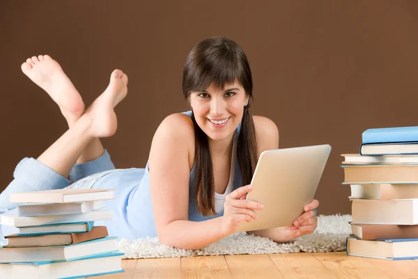 Aanraking scherm computer - vrouw tiener studie — Stockfoto