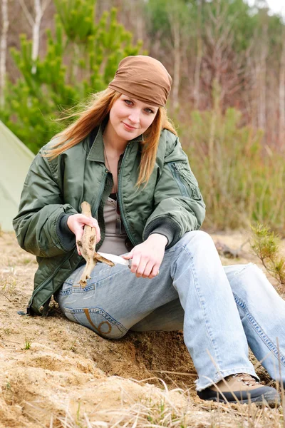 Camping tenda mulher natureza cortar vara — Fotografia de Stock