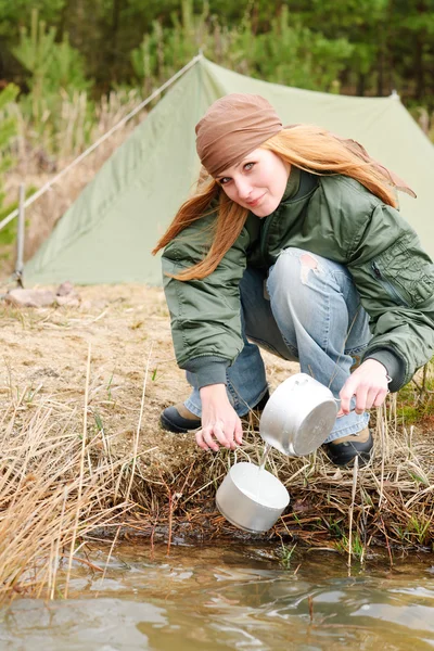 Camping woman tent washing dishes nature — Stock Photo, Image