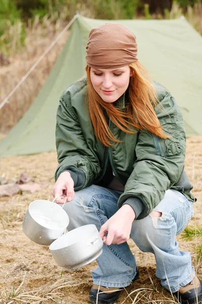 Camping woman tent washing dishes nature — Stock Photo, Image