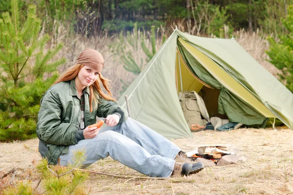 Campeggio donna tenda natura tagliato salsiccia — Foto Stock