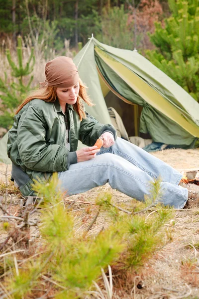 Camping tenda mulher natureza corte salsicha — Fotografia de Stock
