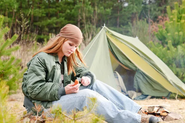 Camping tenda mulher natureza corte salsicha — Fotografia de Stock