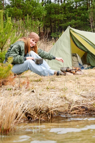 Camping tenda mulher cozinhar comida fogo natureza — Fotografia de Stock