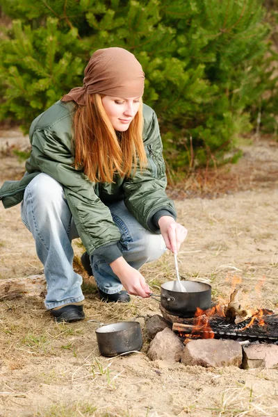 Camping Frau kochen Essen Feuer Natur — Stockfoto