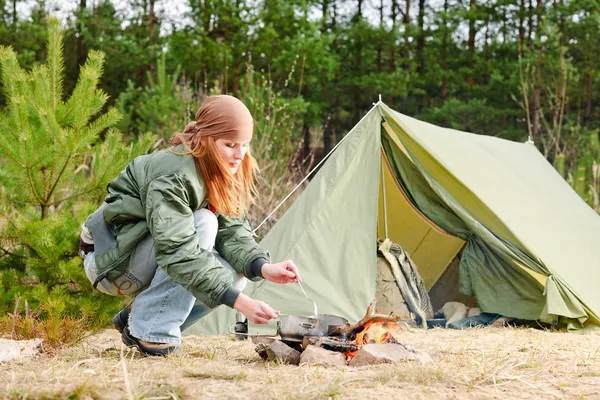 Кемпинг женщина-палатка готовить пищу огонь природа — стоковое фото