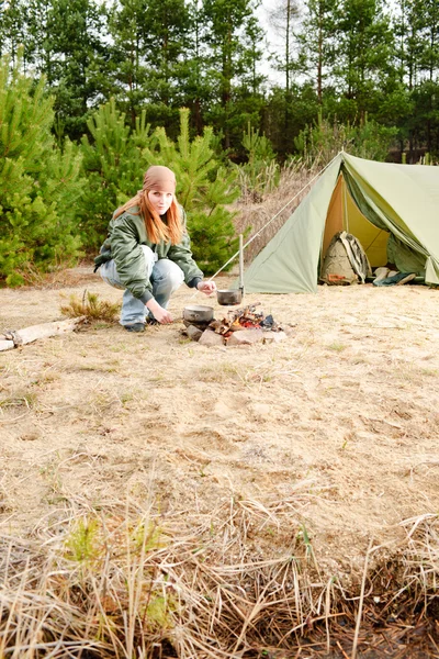 キャンプの女性テント調理食品火自然 — ストック写真