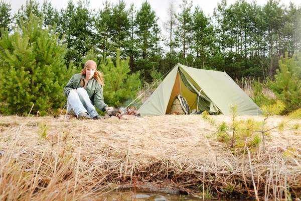Camping mujer tienda de campaña cocinar comida fuego naturaleza — Foto de Stock