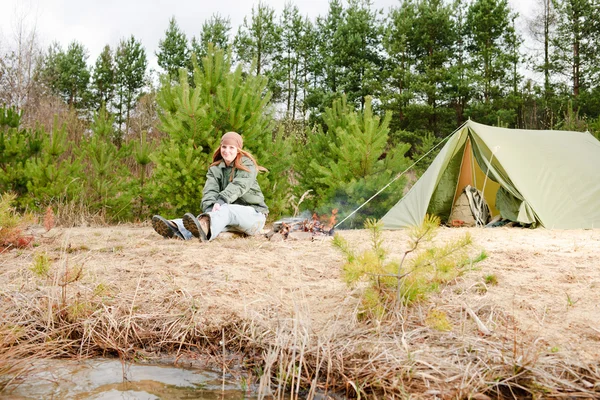 Campeggio donna tenda seduta fuoco natura — Foto Stock