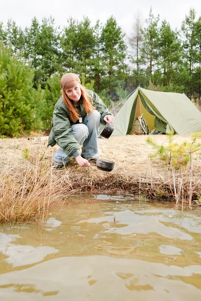 Camping kvinna tält tvätta rätter natur — Stockfoto
