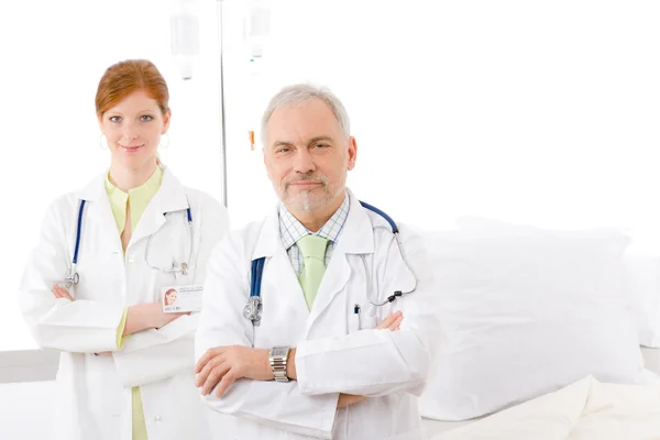 Medicinska team - stående två läkare sjukhus Stockfoto