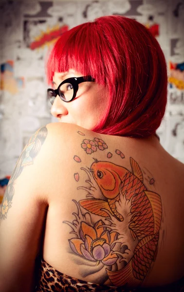 Mulher Com Tatuagem Peixe Fotografia De Stock