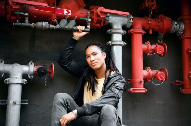 Dışarıda oturan genç adam