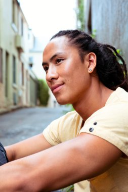 Dışarıda oturan genç adam