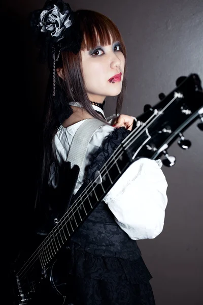 ゴシック少女と彼女のギター — ストック写真