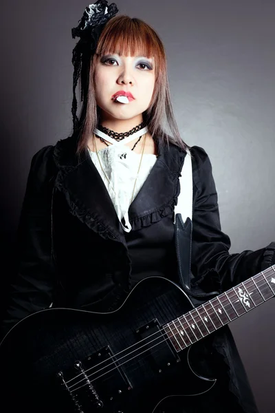 ゴシック少女と彼女のギター — ストック写真