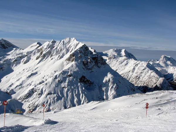 在阿尔卑斯山的滑雪斜坡 — 图库照片