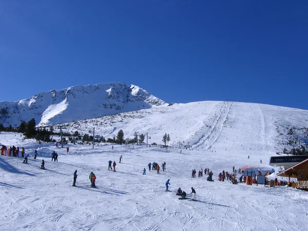 Abhang des Skigebietes in Bansko, Bulgarien lizenzfreie Stockbilder