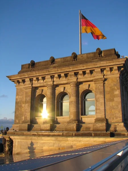 Drapeau sur le bâtiment du Reichstag, Berlin — Photo