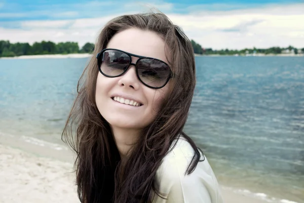 Retrato de uma jovem muito feliz desfrutando em uma praia — Fotografia de Stock