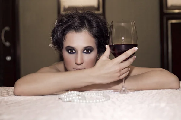 ガラスの赤ワインを持つ女性 — ストック写真