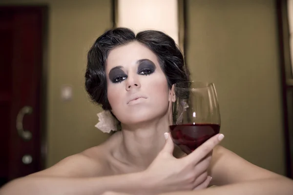 Portret pięknej kobiety z szkło czerwone wino — Zdjęcie stockowe