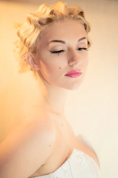 Bella ragazza bionda con le labbra rosa — Foto Stock