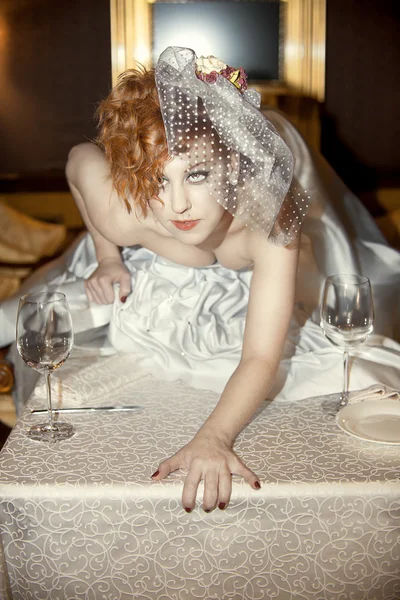Светлая девушка с рыжими волосами и вуалью невесты — стоковое фото