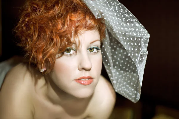 Όμορφη νεαρή γυναίκα με κόκκινα μαλλιά. — Φωτογραφία Αρχείου