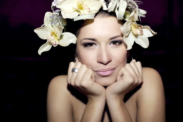Hermosa cara de mujer joven con flores — Foto de Stock