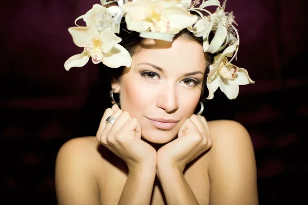 Attractive young woman face with flowers — Stock Photo, Image