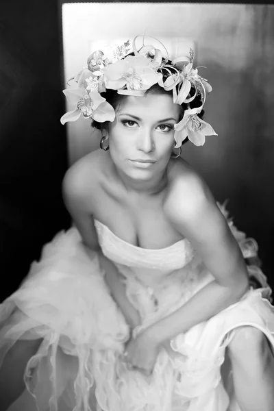 Портрет сексуальной брюнетки с цветами в волосах в черном - w — стоковое фото