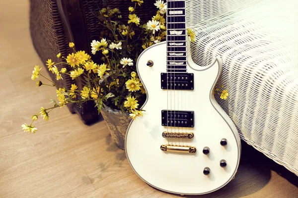 Guitare électrique blanche avec fleurs — Photo