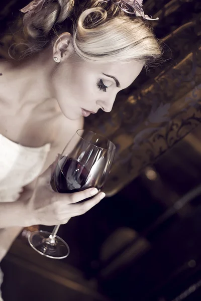 ガラスの赤ワインと美しい女性のポートレート ストックフォト