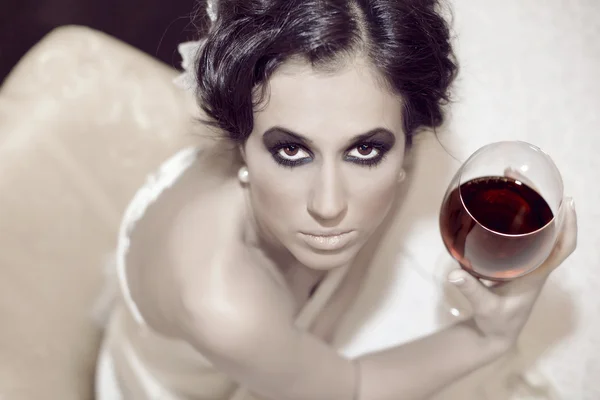 美しい女性のワインを飲む — ストック写真