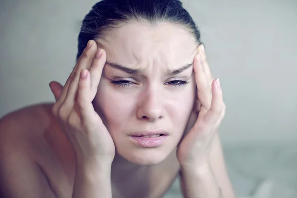 Γυναίκα έχοντας μια ημικρανία. πονοκέφαλος εκμετάλλευση κεφάλι στον πόνο — Φωτογραφία Αρχείου