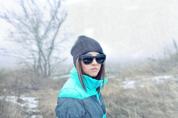 Красивая девушка в солнечных очках и зимой — стоковое фото