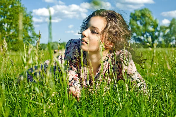 잔디에 아름 다운 소녀 — 스톡 사진