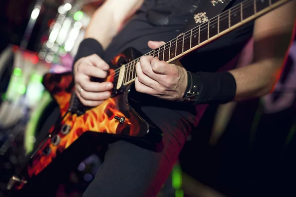 Człowiek gra gitara elektryczna — Zdjęcie stockowe