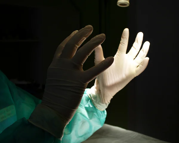 Kirurgen Som Håller Upp Händerna Skyddshandskar Foto — Stockfoto