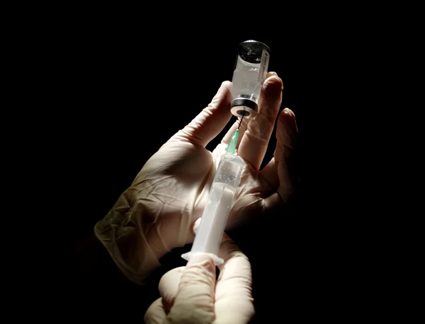 Jeringa Hipodérmica Que Llena Con Vacuna Clínica —  Fotos de Stock