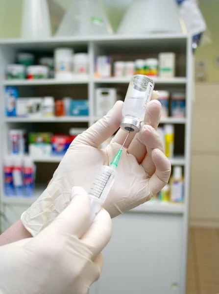 Hypodermiesspritze Die Klinik Mit Impfstoff Gefüllt Wird — Stockfoto