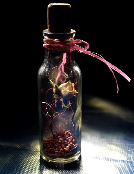 Rosa amarela seca na garrafa — Fotografia de Stock