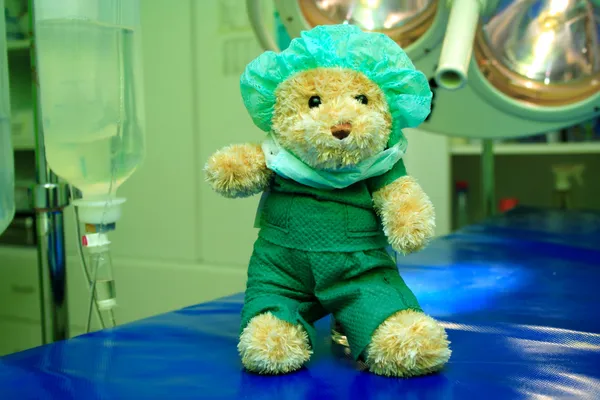 Grüner Teddybär Operationssaal — Stockfoto